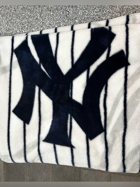 Major League Baseball New York NY Yankees plush soft throw blanket